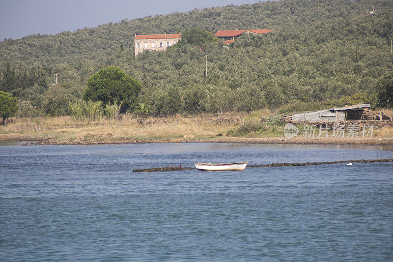 土耳其ayvalik balkesir cunda岛海岸的一艘小船